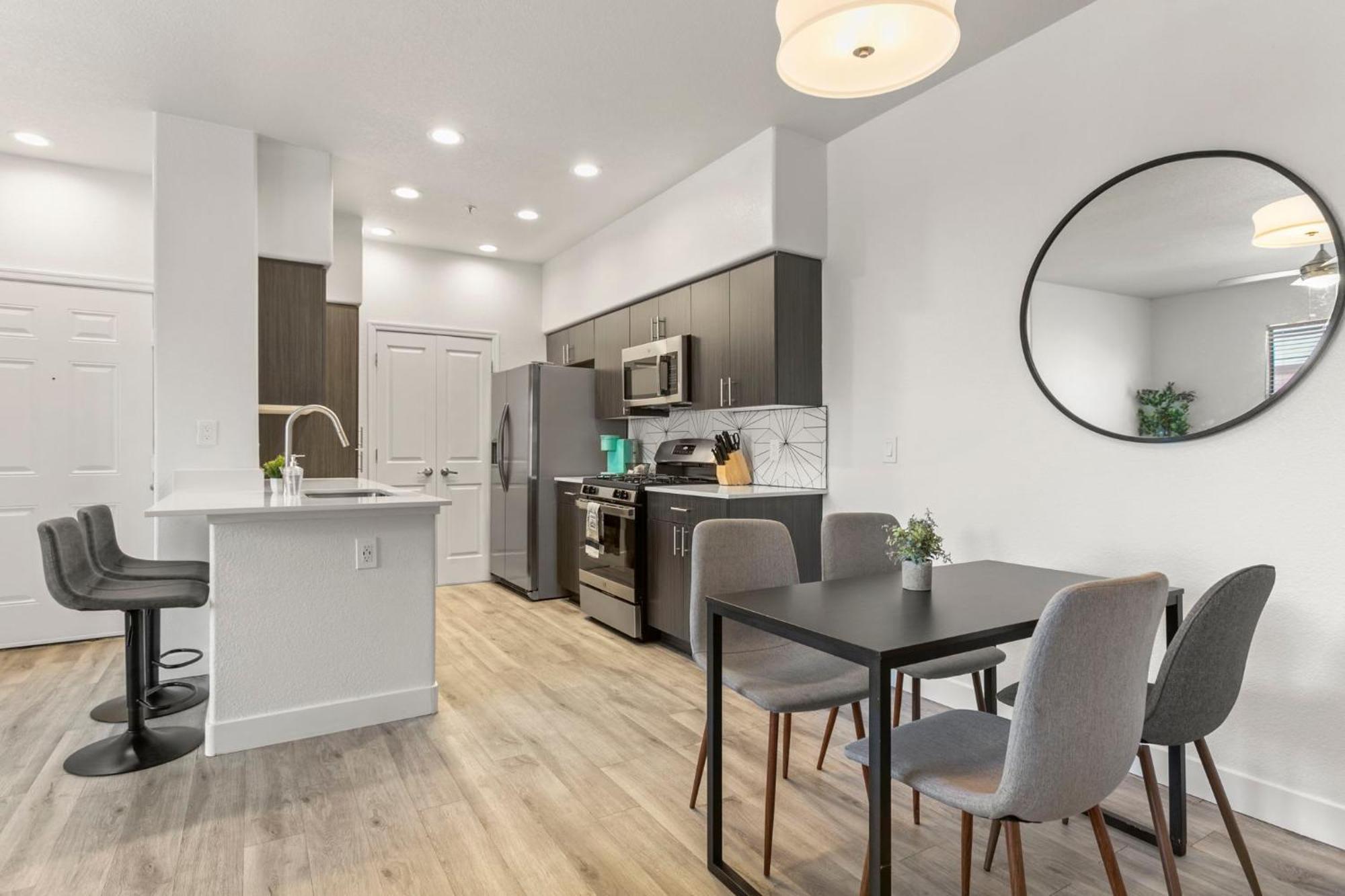 Cozysuites Glendale By The Stadium W Pool! 11 エクステリア 写真